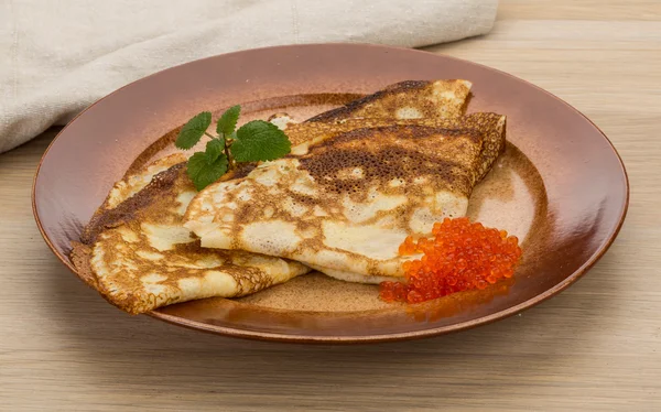 Pannenkoeken met rode kaviaar — Stockfoto