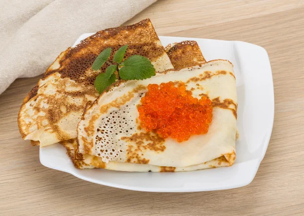 Kırmızı havyarlı gözleme.