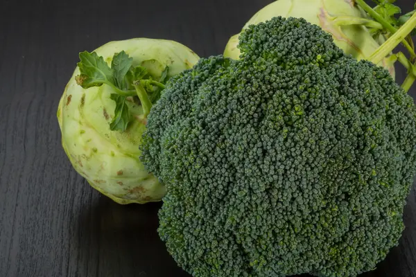 Kålrabbi och broccoli — Stockfoto