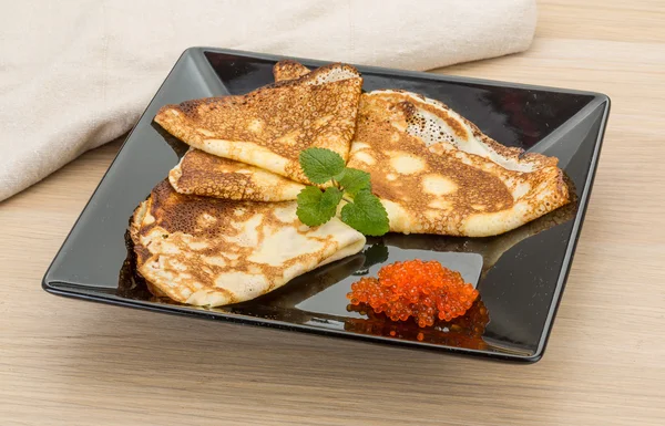 Pannenkoeken met rode kaviaar — Stockfoto