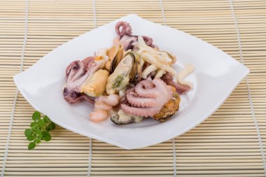 Deniz ürünleri kokteyl