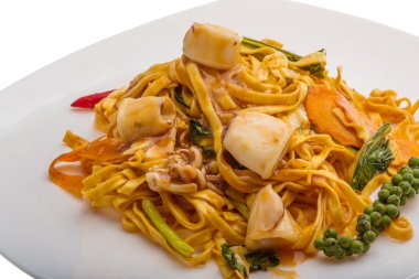 Kızarmış noodle ile kalamar