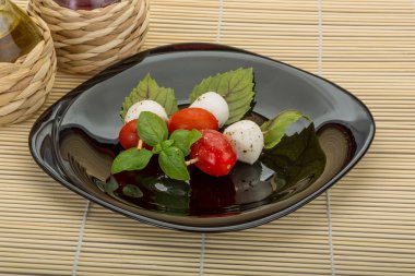 Caprese salatası