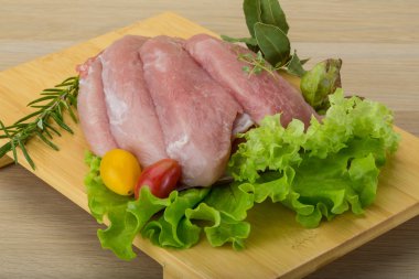 pişmemiş domuz şnitzel