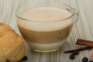 Capucchino ile profiterol