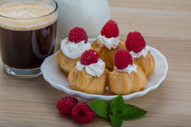 Ahududu ile profiterol