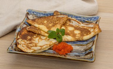 Kırmızı havyarlı gözleme.