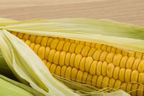 Спелые кукурузы на доске — стоковое фото