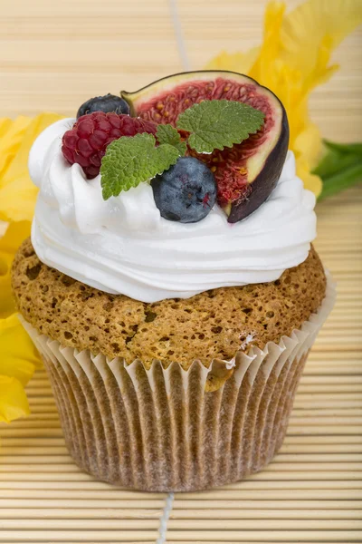 Cupcakes with berries — Stock Photo, Image