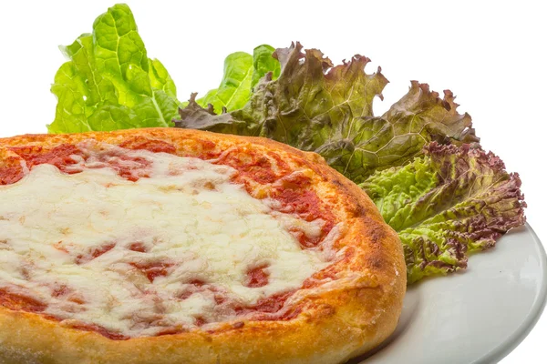 Pizza met tomaat en kaas — Stockfoto