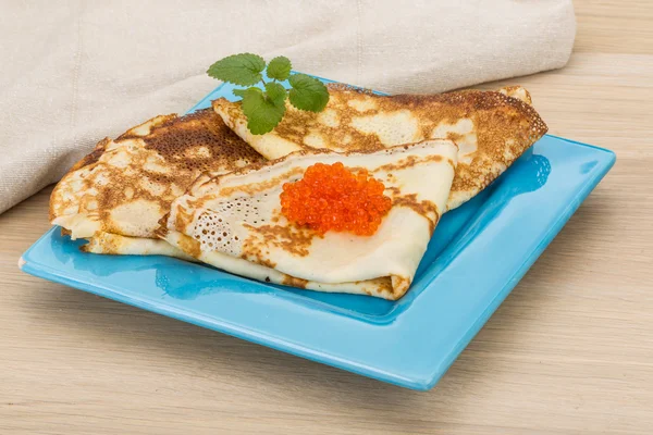 Pannenkoeken met rode kaviaar — Stockfoto