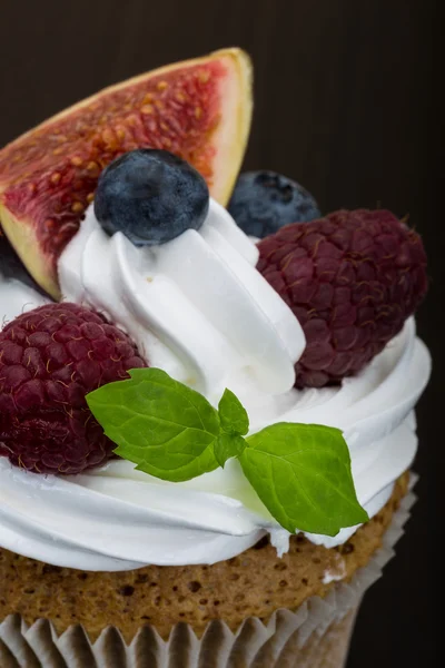 Cupcakes with berries — Stock Photo, Image