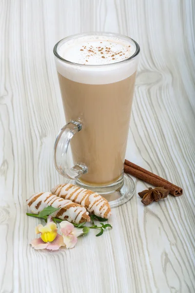 Cappuccino con pasticceria — Foto Stock