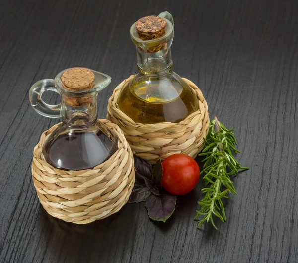 Olie, azijn met rozemarijn — Stockfoto