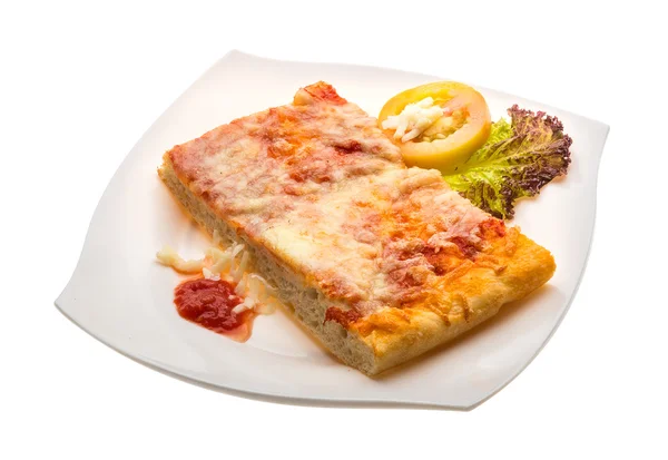 Pizza mit Tomatensauce — Stockfoto