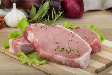 pişmemiş domuz biftek