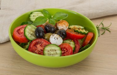 mozzarella ve domatesli salata