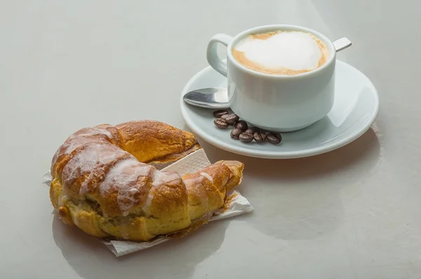 Cappuccino a croissant — Stock fotografie