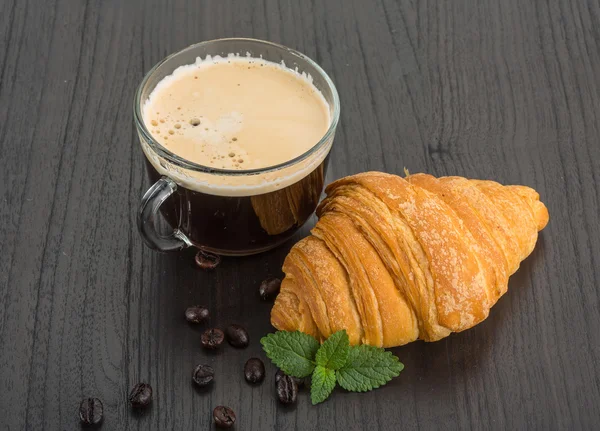 Café con croissant —  Fotos de Stock