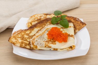 Kırmızı havyarlı gözleme.