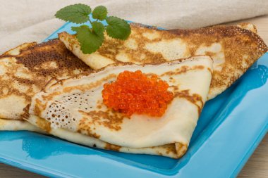 Kırmızı havyarlı gözleme.