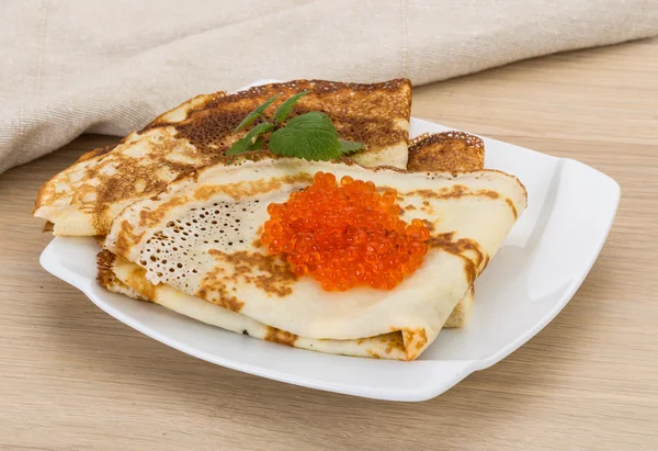 Pannkakor med röd kaviar — Stockfoto