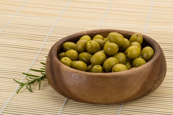 Зеленые оливки — стоковое фото
