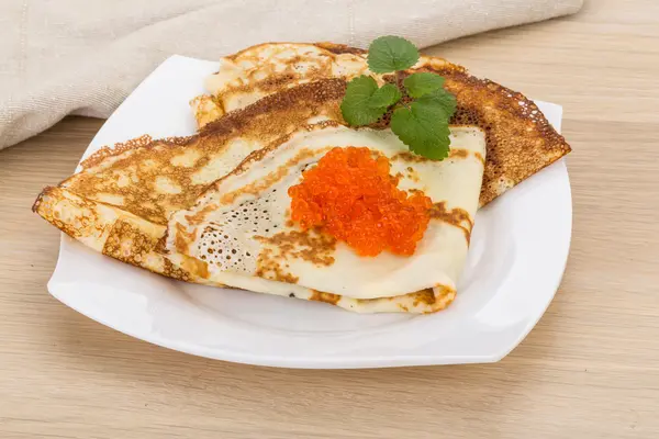 Pfannkuchen mit rotem Kaviar — Stockfoto