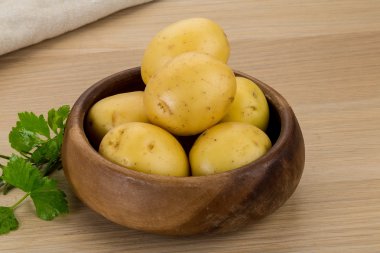 Çiğ patates.