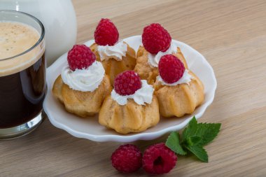 Ahududu ile profiterol