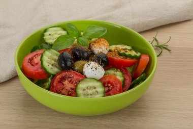 mozzarella ve domatesli salata