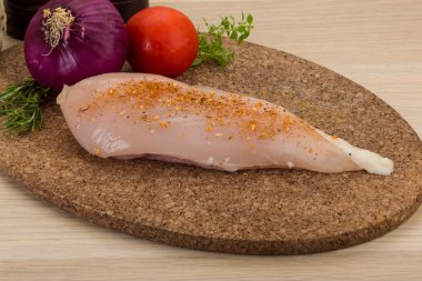 Çiğ tavuk göğsü.