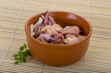 Deniz ürünleri kokteyl