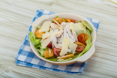 Tavuklu Sezar salatası