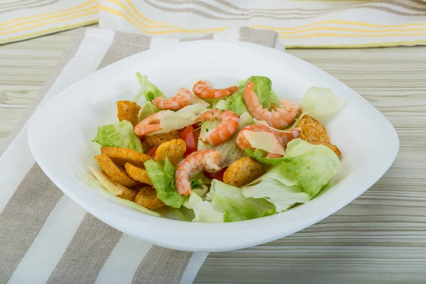 Caesarsallad med räkor — Stockfoto