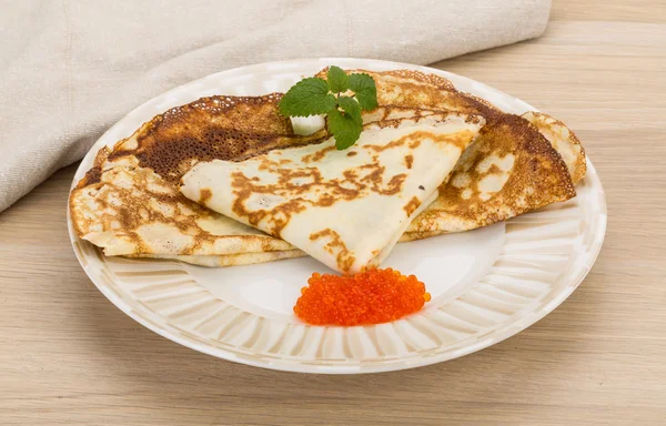 Pannkakor med röd kaviar — Stockfoto