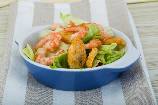 Caesar salad with shrimps — Stock Photo, Image