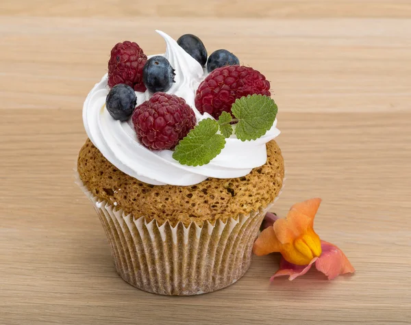 Cupcakes with berries — Stock Photo, Image