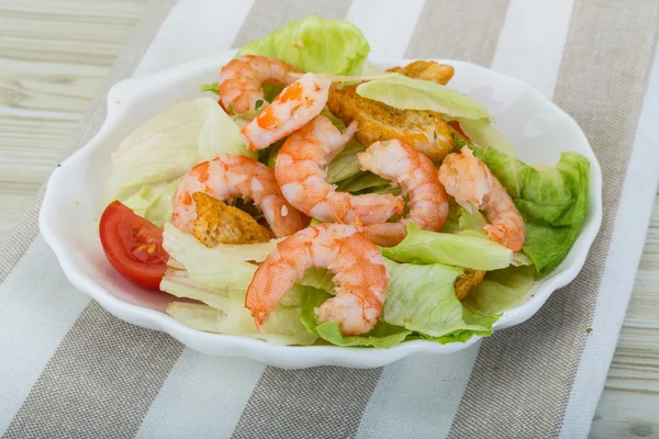 Caesar salad with shrimps — Stock Photo, Image