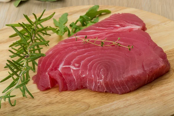 Surowy tuńczyk stek — Zdjęcie stockowe