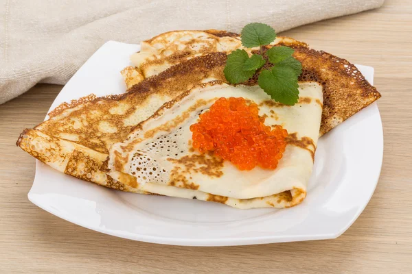 Frittelle con caviale rosso — Foto Stock