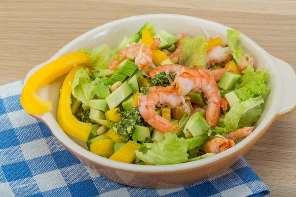 Salat mit Garnelen und Avocado — Stockfoto