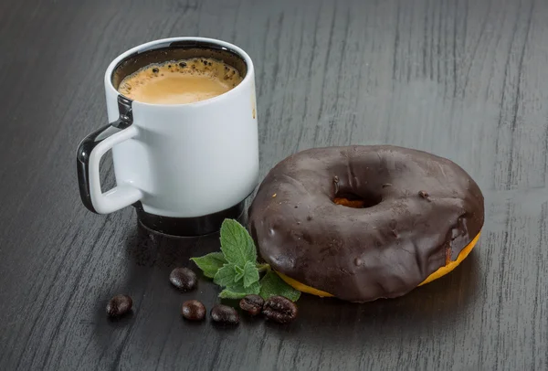 Кофе с пончиками — стоковое фото