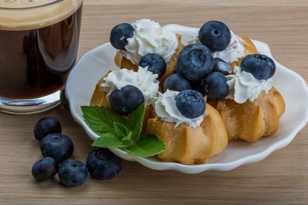 Profiterole med blåbär — Stockfoto