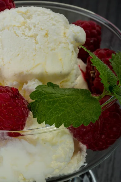 Helado con frambuesa —  Fotos de Stock