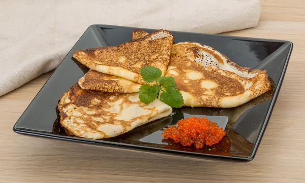 Pannkakor med röd kaviar — Stockfoto