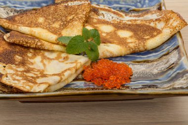 Kırmızı havyarlı gözleme.