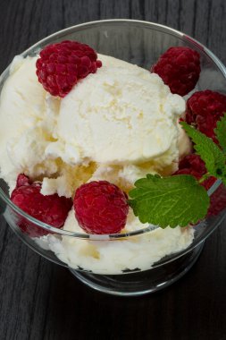 Ahududu ile dondurma