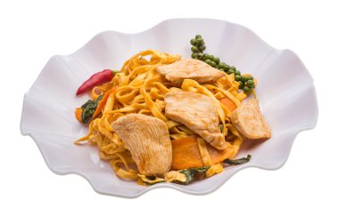 Tavuklu kızarmış erişte.