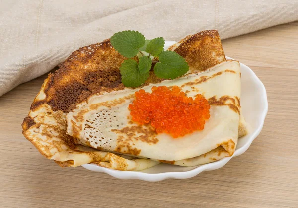 Pannenkoeken met rode kaviaar — Stockfoto